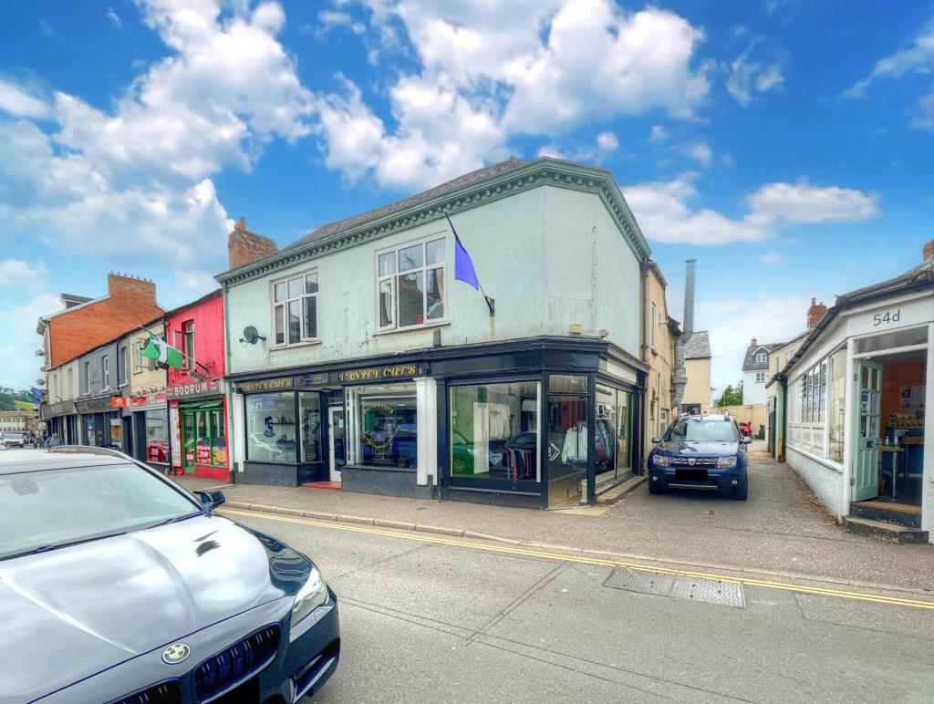 Lot: 170 - FREEHOLD MIXED USE INVESTMENT IN TOWN CENTRE - Front of the whole building